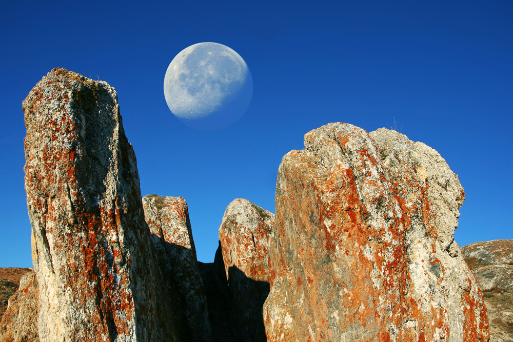 Луна над мысом Бурхан на острове Ольхон на озере Байкал
