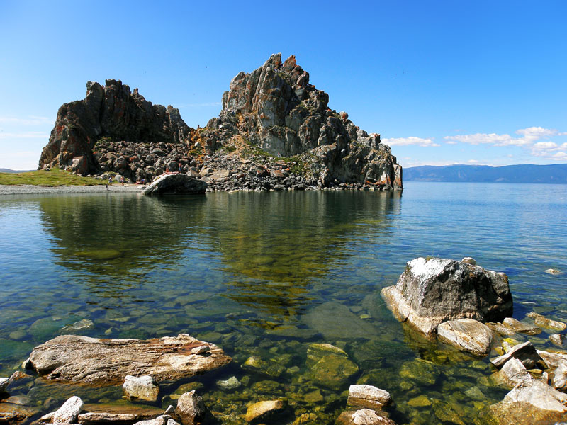 Фотография восточной стороны мыса Бурхан на острове Ольхон на озере Байкал. Снимок сделан со стороны Сарайского залива