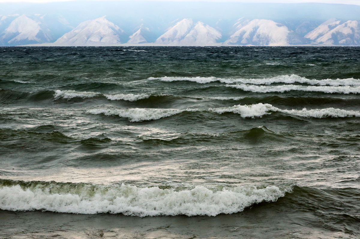 Фото Нюрганского залива на острове Ольхон Малое Море озеро Байкал. На заднем плане Приморский хребет